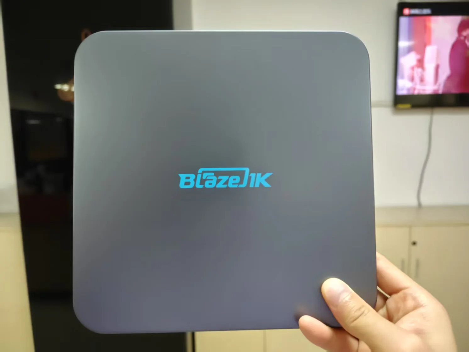 1000 Lumens 100-Inch Android Amlogic T982 Smart Projector - Blaze1K - Image 2